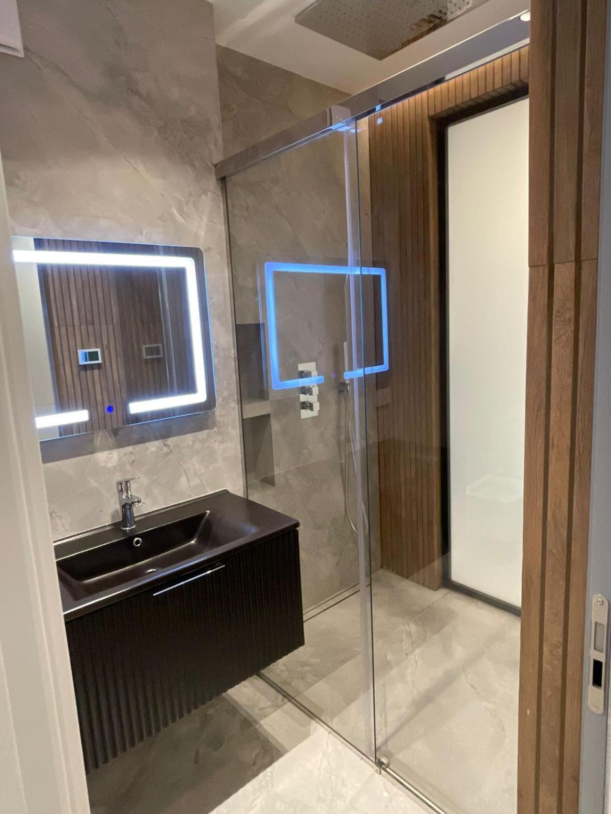 Luxury One Bedroom Apartment Тирана Екстериор снимка